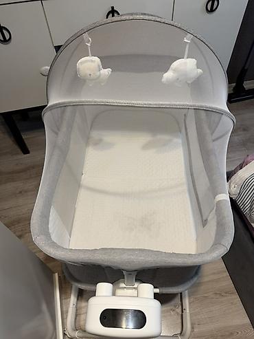 Beşiklər: ƏLLƏ YELLƏNİR! Brend loqosu: COOL BABY. Əlavə olaraq üzərində softcare — 2