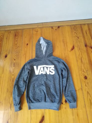 Köynəklər: 11-12 yawa. Biri 5-10manat. Bezilerini tezedir — 23