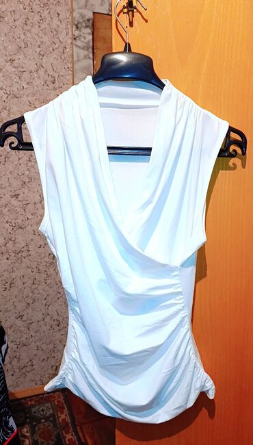 Köynək və bluzalar: S ölçü.Cox az geyinilib.demek olar tezedir.on manata qədər mal — 7