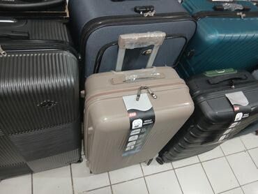 Çamadanlar: Müxtəlif rənglərdə və ölçülərdə mövcud olan səyahət çemodanları. Bu — 2