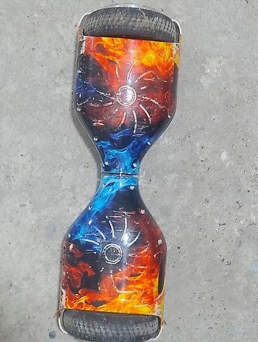 hover: Mavi və narıncı alov naxışlı hoverboard. Hər iki tərəfində ayaq qoymaq — 2