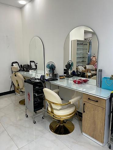 make up stulu: Peşəkar gözəllik salonu üçün tam təchizatlı makiyaj/saç iş stansiyası — 1