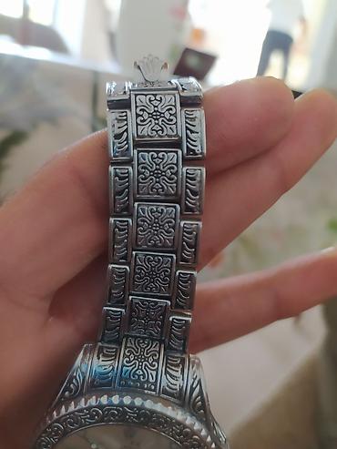 raketa saat: Dekorativ naxışlı metal qol saatı. Saatın korpusu və kəməri gümüşü — 4