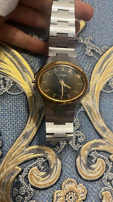 sovet qol saatı: Saat Luch Quartz Caliber 1956 modeli olan, Sovet İttifaqında (SSRİ) — 2