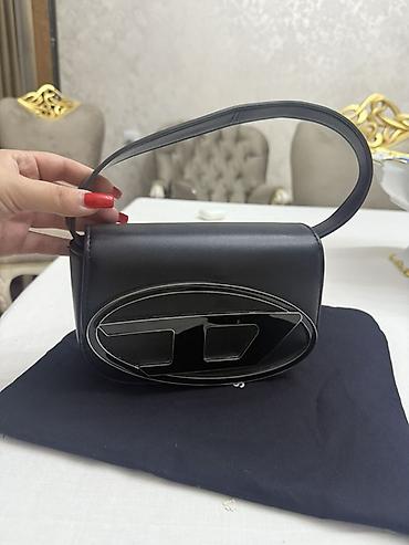Çantalar: Qadın əl çantası – qara rəng, mini “shoulder bag” formatında. - — 2