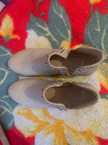 Другая женская обувь: Продаю ботинки женские. Размер 39. Кожаные, цвет бежевый. Привозили из — 6