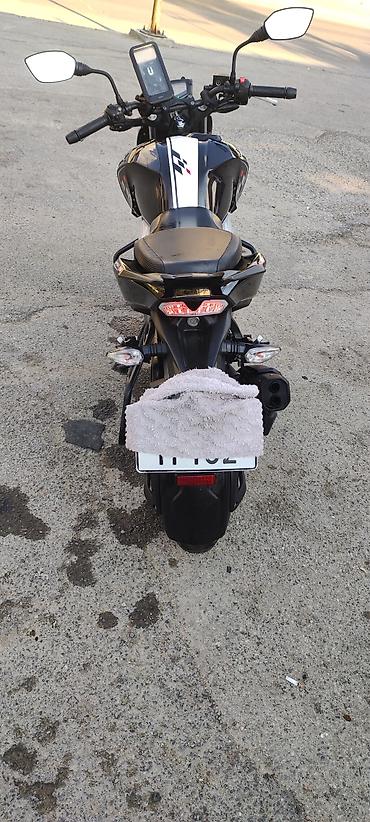 sulu: TVS Apache RTR 160 4V motosiklet - Rəng: qara-ağ, idmançı qrafika ilə — 2