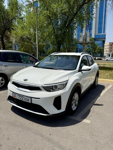 авто бу в рассрочку от частного лица: Белый городской кроссовер Kia Stonic, оснащенный черными пластиковыми