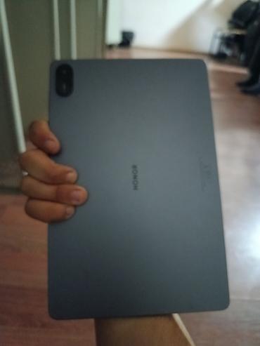 samsung tab a9: Planşet – nazik metal gövdə, tünd boz rəng - Təxmini 10–11 düym tam — 5