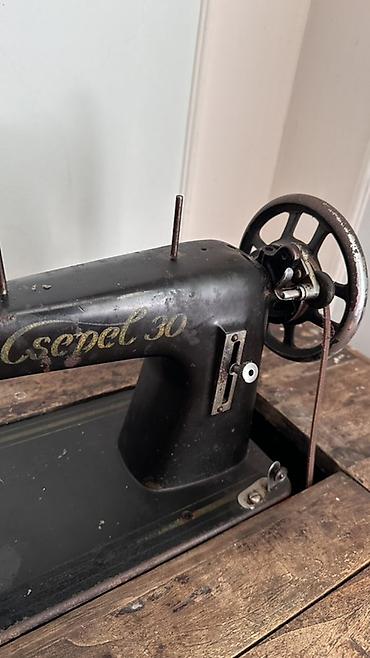 pul səkilləri: Məhsul: Csepel 30 tikiş maşını, pedallı stol üstü komplekt Təsvir: - — 1