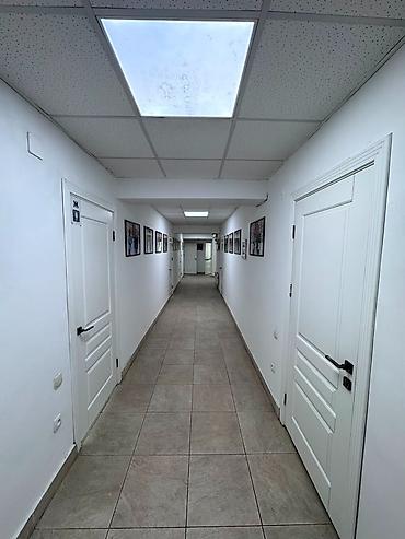 Коммерциялык мүлк: Ижарага Толугу менен кеңсе: 1100 м², Бизнес борборунда, Ремонту менен, Биринчи катар, Өзүнчө кире бериши менен — 4