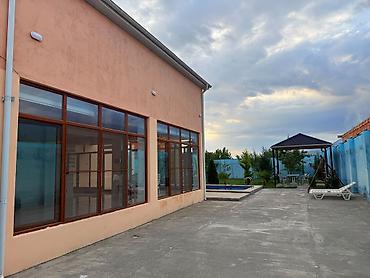 corat həyət evləri: Şəxsi həyəti və hovuzu olan iki mərtəbəli ev - Ümumi sahə: geniş — 4