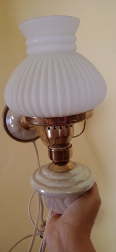 Освещение: Винтажная настенная лампа бра, в отличном состоянии, рабочая