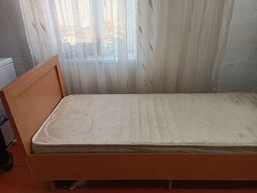 дешевые кровати с матрасом: Односпальная кровать из дерева с матрасом. Кровать имеет приподнятое
