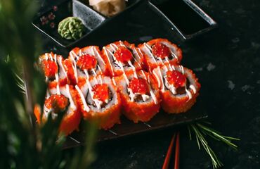 Готовые блюда, кулинария: Сеты роллов и суши - Тёплые роллы в хрустящей панировке: крупные — 24