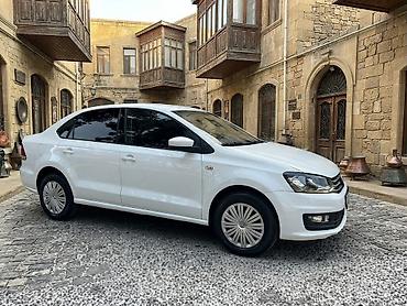 disklerin satisi: Volkswagen Polo sedan, ağ rəngdə təqdim olunur. Avtomobilin kuzovu — 3
