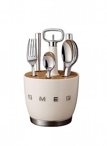 SMEG – набор столовых приборов в настольной подставке - Комплект