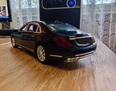 Igračke: Nov metalni Mercedes E-klasa uradjen u razmeri 1:24. Mogu da mu se — 3