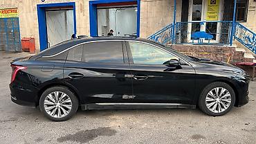 hongqi qm5: Электрический седан Hongqi E-QM5, черный цвет кузова. Ключевые — 3