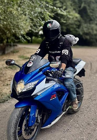 яди мото: Спортбайк Suzuki GSX-R синего цвета - Класс: спортбайк серии GSX-R - — 1