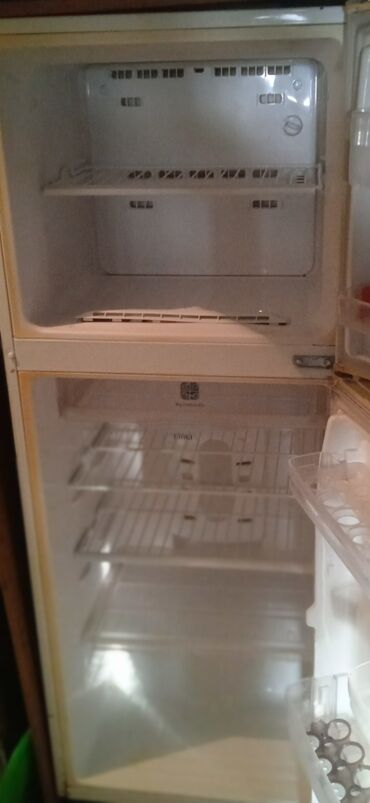 Техника для кухни: Продаю б/у холодильник Самсунг двухкамерный высота 60 морозит отлично