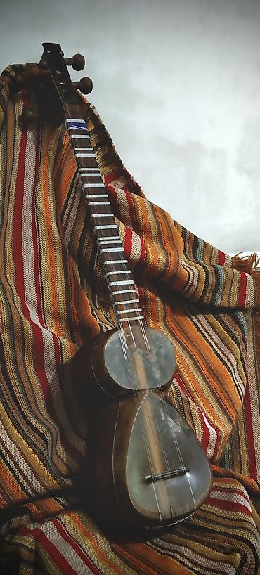 tar: Tar səsləndirən simli musiqi aləti professional tardı. səhnələr və — 10