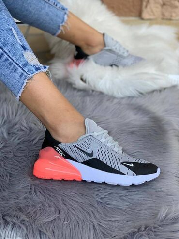Patike: Nike air max 270 patike

Novo
Brojevi 36 do 41

fb Moja Kupovina 1 — 4