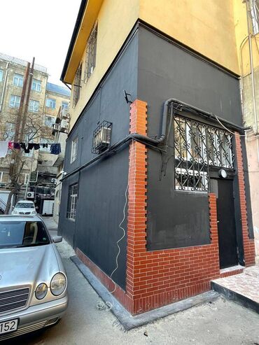 Ofislər: Sahil metrosuna yaxin 90kv sahəsi olan obyekt 3otaqli ofis 1000azn — 3