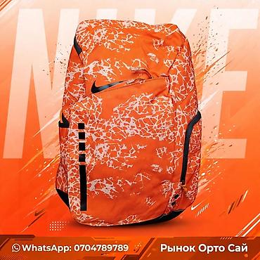 Рюкзак Nike, яркий оранжевый с белым абстрактным принтом. Основные