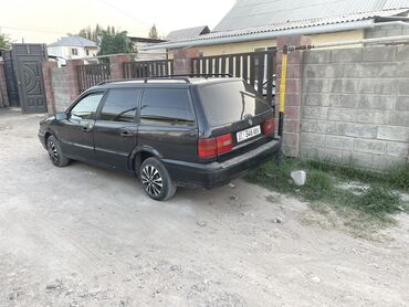 авто урал: Volkswagen Passat: 1995 г., 1.6 л, Механика, Бензин, Универсал