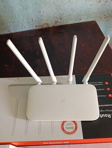 irshad notebook: Xiaomi Mi Router 4A, dörd xarici antenası olan ağ rəngli ikili zolaqlı
