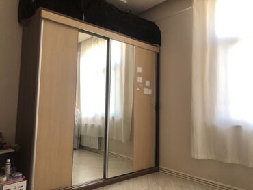 шкаф для коридора - Azərbaycan: Embawoodan alinib, iki hisselidir, her ikihisssede asilqan ve polkalar