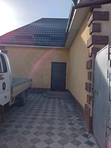 Продажа коттеджей и домов: Продаётся жилой дом с двором и хозяйственными постройками. - Кровля — 3