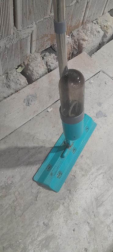 plastik çenler: Spreyli mop – su çəni və püskürtmə mexanizmi olan təmizləmə aləti — 1