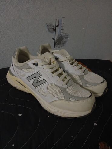 Туфли: İki dəfə geyinilən New Balance brendinin ağ rəngli unisex