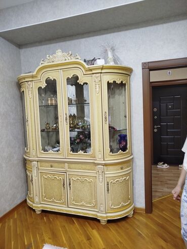 вешалка для брюк и рубашек напольная: Şüşəli dolab vitrini