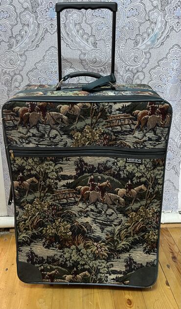 Сумки: Продам срочно большой чемодан в хором состояние (всё работает)