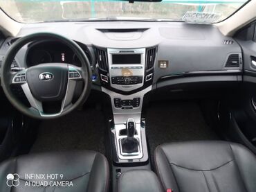 адисей машина: Белый седан BYD, оснащенный черным кожаным салоном и автоматической