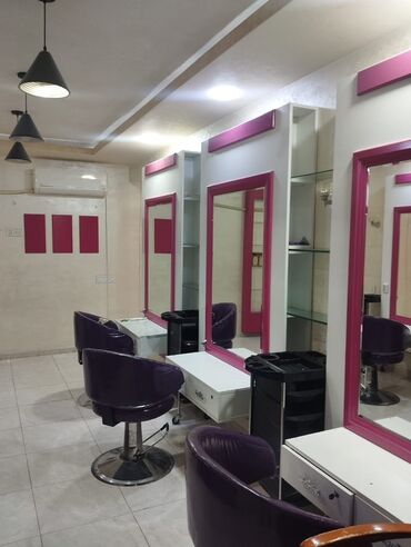 Salon, tibbi mebel dəsti: Ünvan,Bakıxanov qəsəbəsi,Sülh küçəsi 4. 50 kv.m,Ümumilikdə 3 otaq — 3