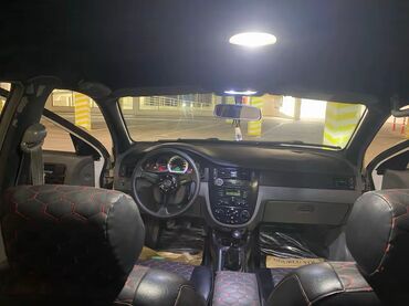 Chevrolet: Daevo Gentra– ağ rəngli sedan Xüsusiyyətlər: - Kuzov: 4 qapılı sedan — 11