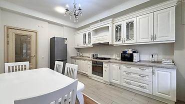 center: For rent spacious 3 bedroom apartment at Toktogul 140 / Togolok Moldo — 9