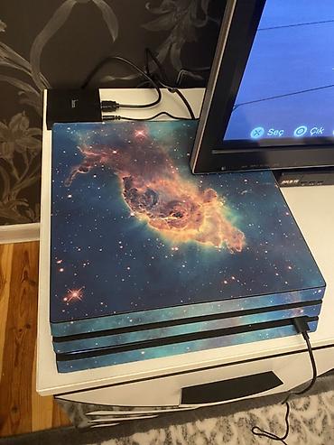 playstatio: PlayStation 4 Pro oyun konsolu – kosmik temalı vinil skin ilə — 2