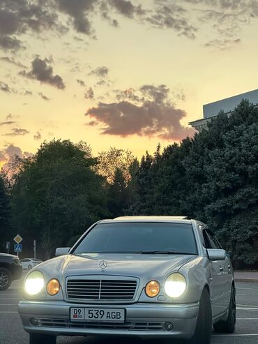 мерседес бенз 210 5 5: Mercedes-Benz E-класса (W210) в серебристом цвете, оснащенный черными