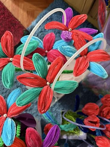 Цветы из синельной проволоки: Яркие декоративные букеты из мягких плюшевых «проволочных» цветов. - — 9