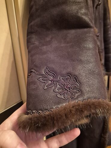 Kürklər: Uzan uzunluqda qadın şubası. - Material: təbii dəridin nubuk tərəfi — 5