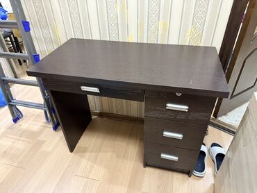 маленький офисный стол: Компьютердик үстөлү, Текчелери бар