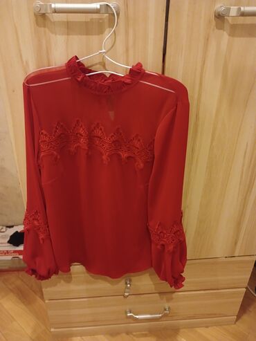 яркие женские леггинсы: Qırmızı dəbli qadın bluzası - Şifon tipli parça, yüngül və axıcı