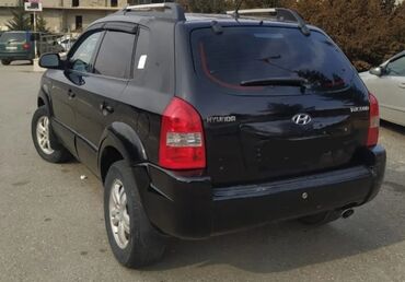Arxa tərəfində "Tucson" və "Hyundai" yazısı olan qara rəngli Hyundai
