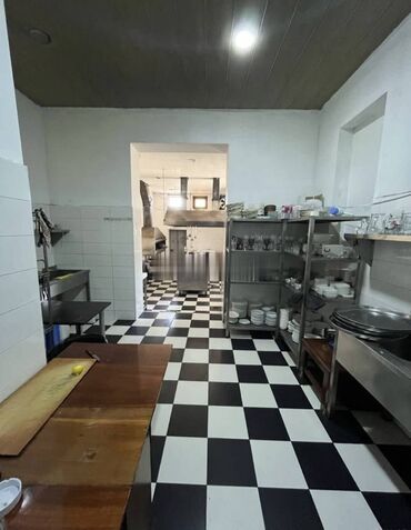 Restoran, kafelər: Qaraçuxur Ərazisi ən tanınmış restoranlardan biri icare verilir.Bütün — 8