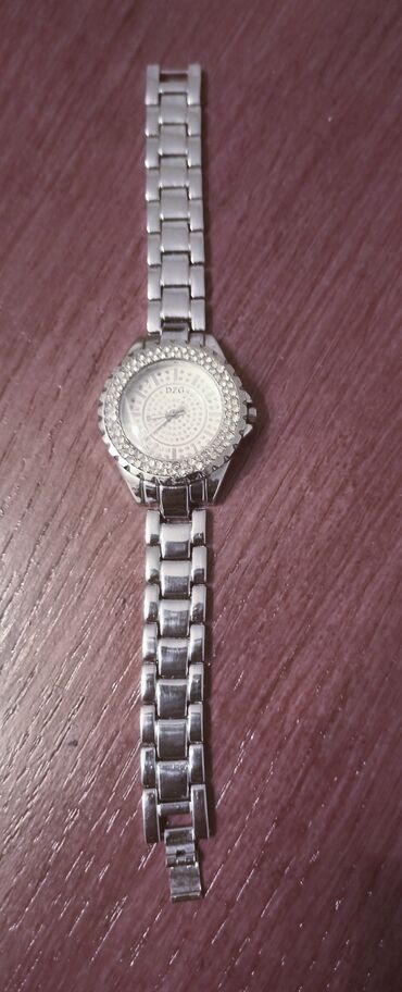 ženske pantalone sa visokim strukom: NOV ženski ručni sat. jako lepo izgleda, prikladno za poklon
